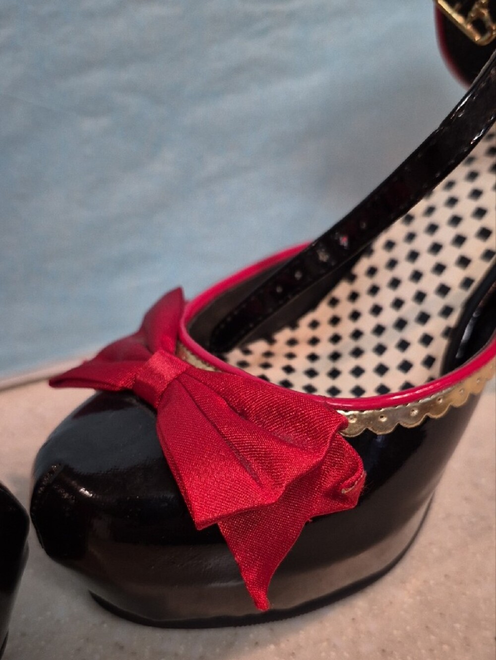 Leg Avenue Black Patent Platform Heels with Red Bow and Gold Heel - Picture 6 of 10